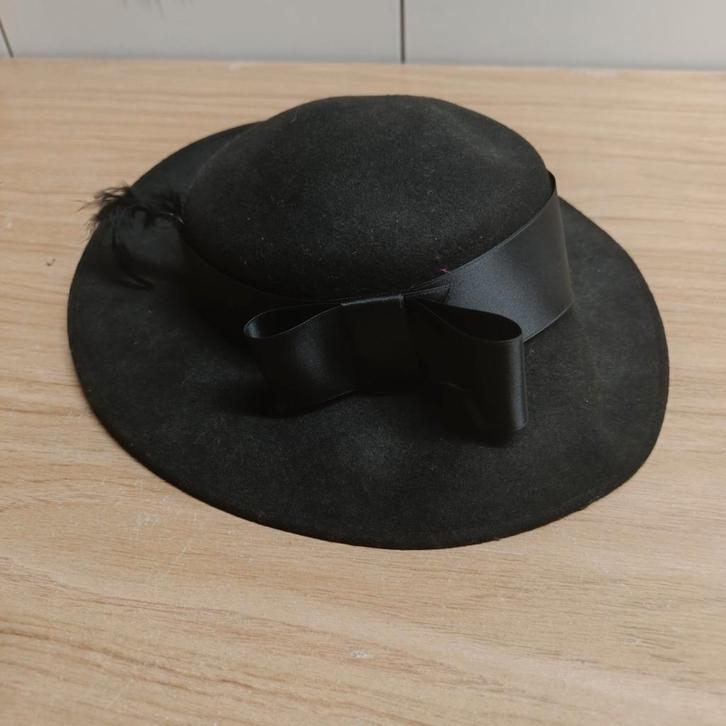 Elegante Vintage Dameshoed – Zwart met Satijnen Strik & Veer, Kleding | Dames, Hoeden en Petten, Zo goed als nieuw, Ophalen