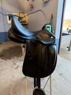 Ikonic 17.5 dressuurzadel, Dieren en Toebehoren, Paarden en Pony's | Zadels, Ophalen, Zo goed als nieuw, Dressuur