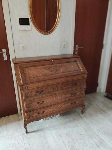 Secretaire beschikbaar voor biedingen