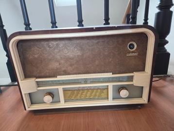 Oude radio beschikbaar voor biedingen