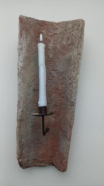 Terracotta dakpan met kaarsenhouder met druipbescherming beschikbaar voor biedingen