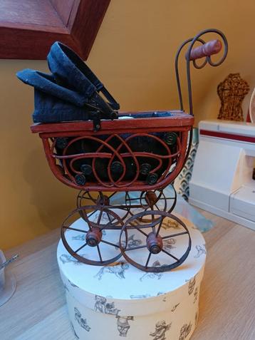 antiek poppenwiegje beschikbaar voor biedingen