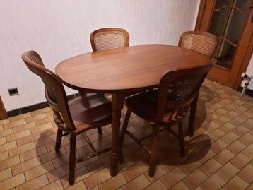 Keukentafel met 4 stoelen beschikbaar voor biedingen