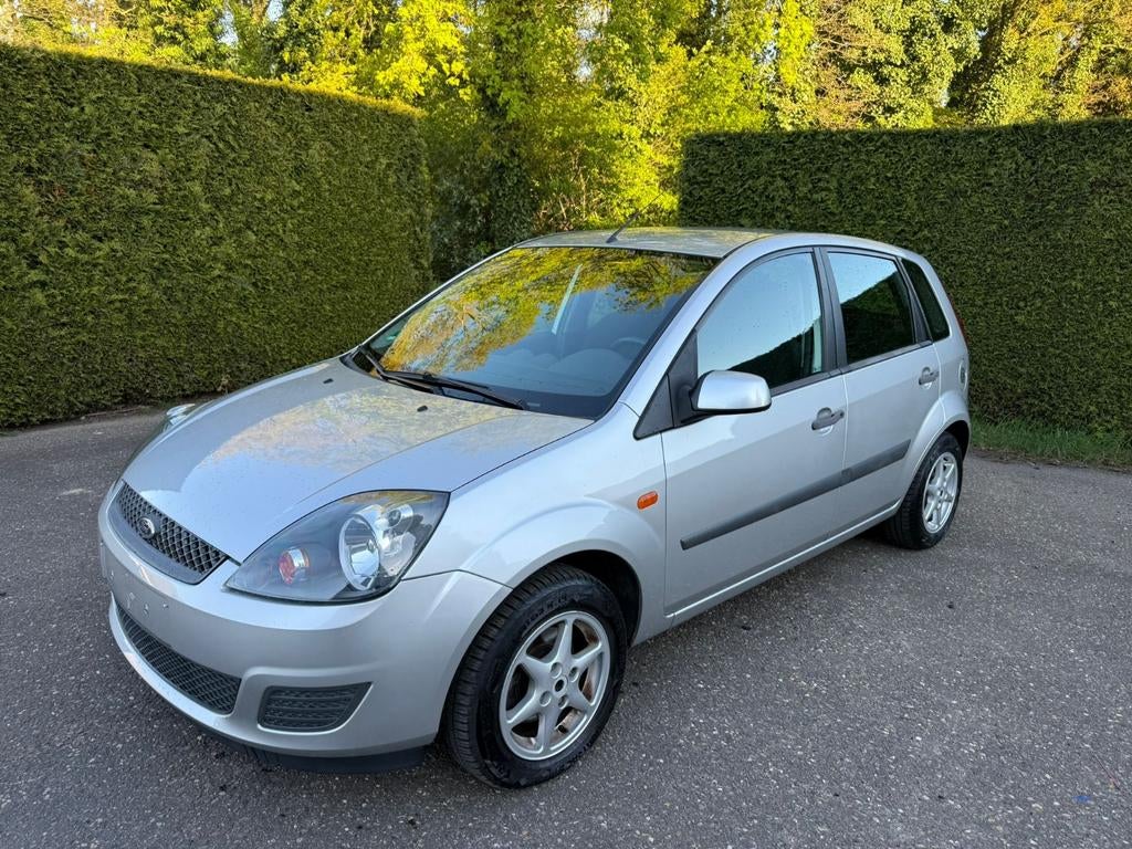 Nouvelle Ford Fiesta essence 65dkm, climatisation en parfait, Rétroviseurs électriques, Achat, Entretenue par le concessionnaire