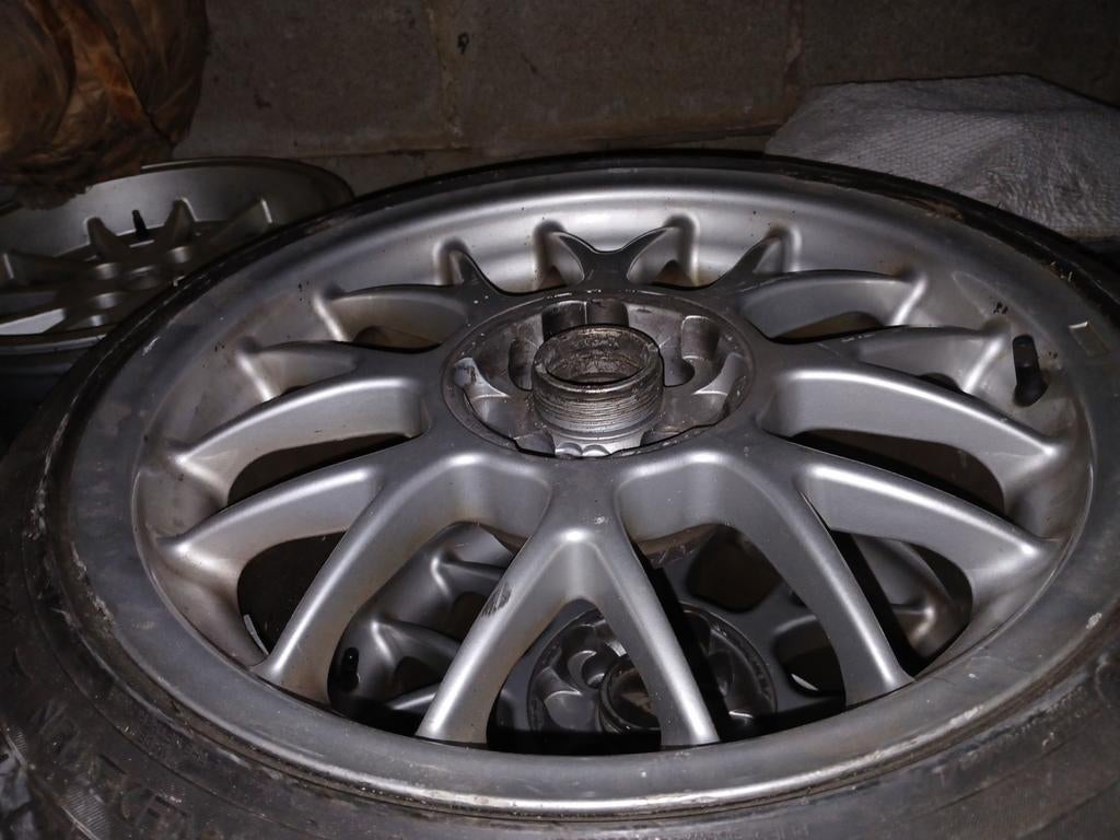 Jantes 17p 4 par 100 avec pneus., Pneu(s)