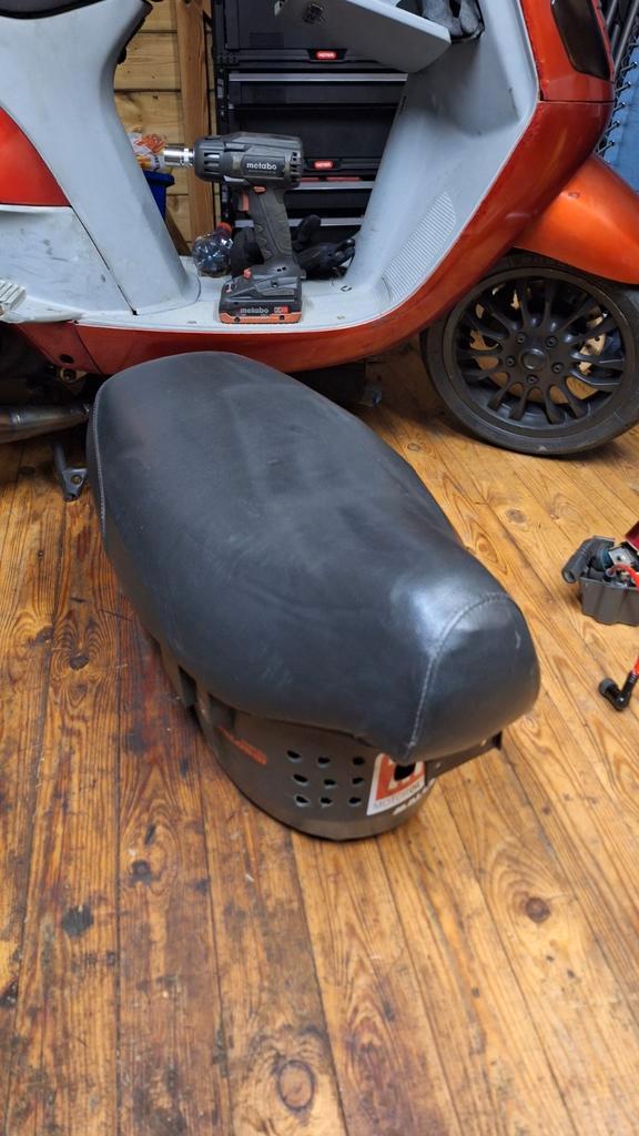 Piaggio skipper zadel, Vélos & Vélomoteurs, Pièces de cyclomoteur | Scooters, Piaggio, Bloc, Enlèvement