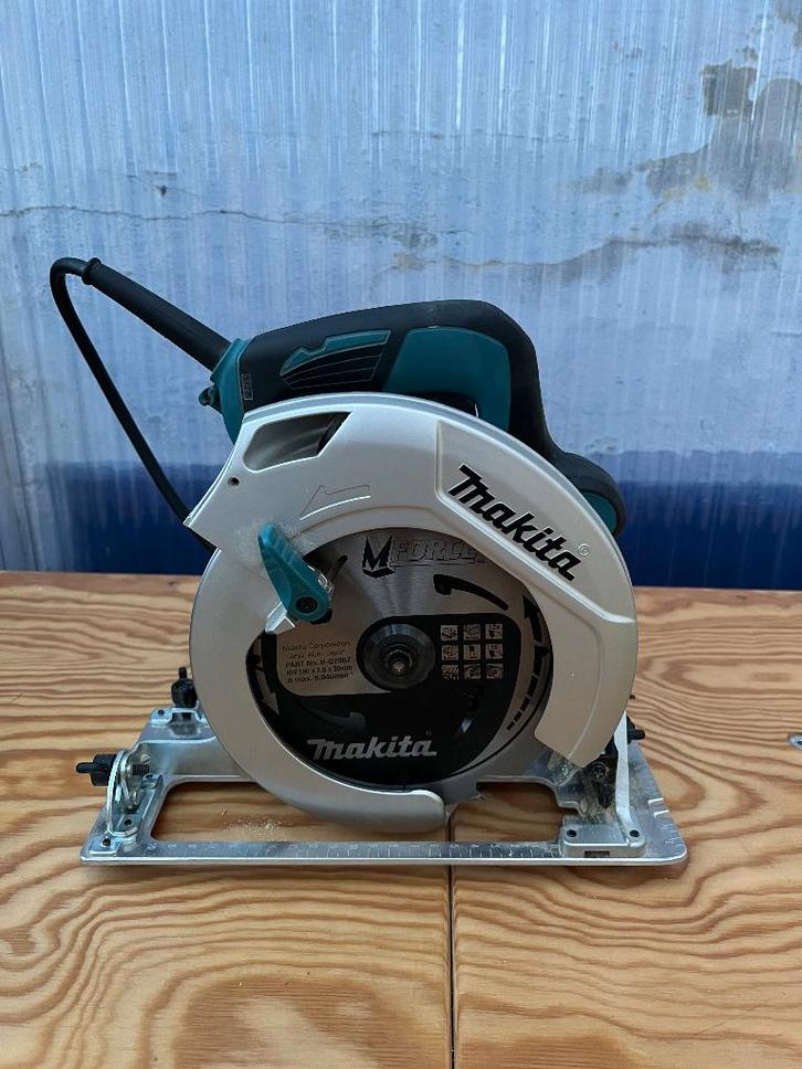 Makita cirkelzaag HS7601J incl. 2 zaagbladen en geleiderail, Doe-het-zelf en Bouw, Gereedschap | Zaagmachines, Zo goed als nieuw