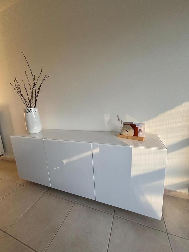 Witte dressoir met glasplaat bovenaan, Maison & Meubles, Armoires | Dressoirs, Comme neuf, Enlèvement