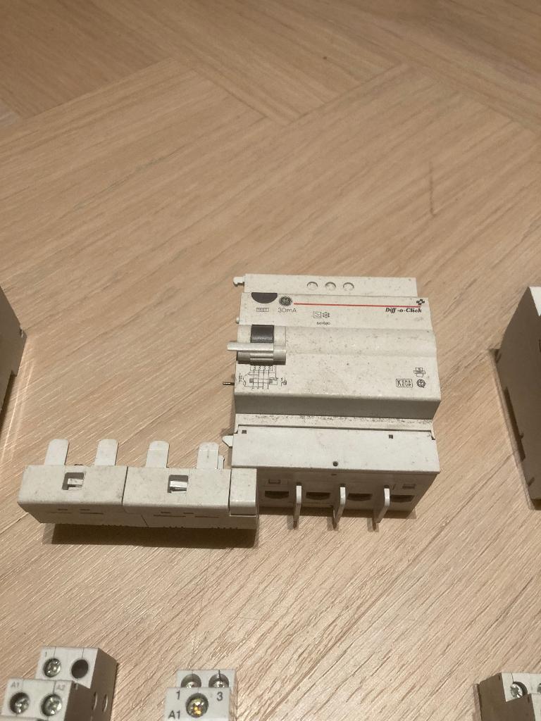 Verschillende zekeringkast componenten, Bricolage & Construction, Électricité & Câbles, Utilisé, Autres types, Enlèvement