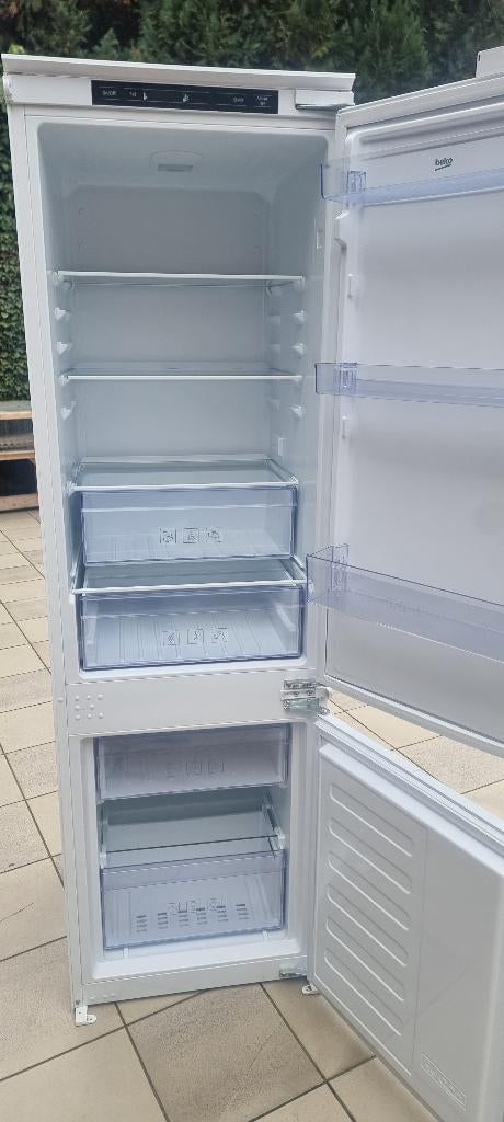 BEKO Inbouw koelkast met vriezer, 150 tot 200 liter, Met aparte vriezer, Zo goed als nieuw, 45 tot 60 cm