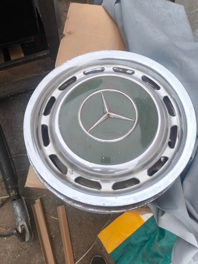 4 wieldoppen Mercedes, Ophalen