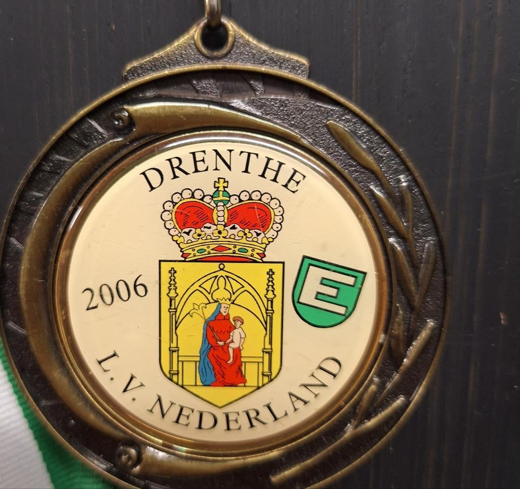 L  v  nederland, Collections, Broches, Pins & Badges, Enlèvement ou Envoi