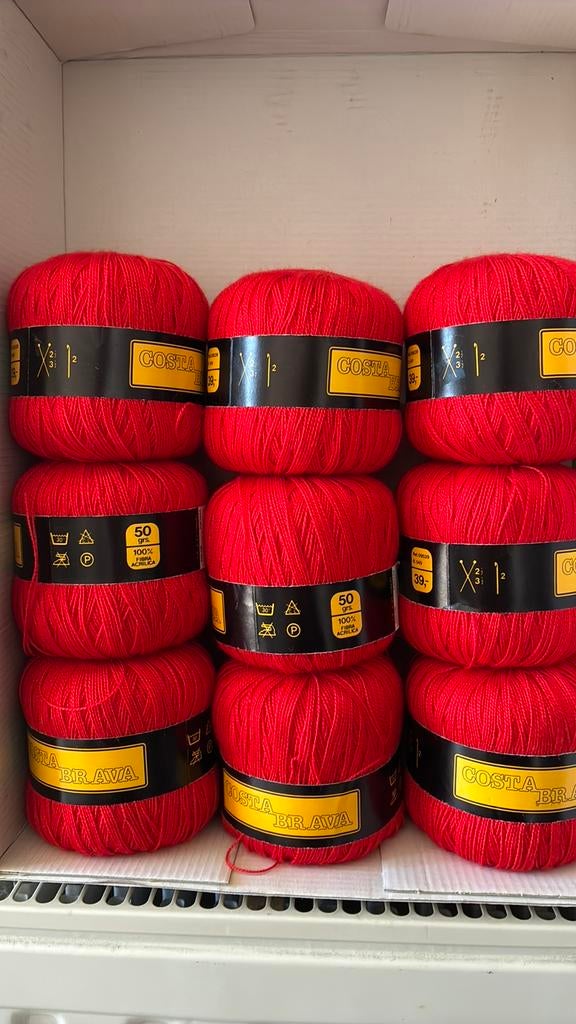 9 rode bollen garen COSTA BRAVA voor 5€, Ophalen, Zo goed als nieuw