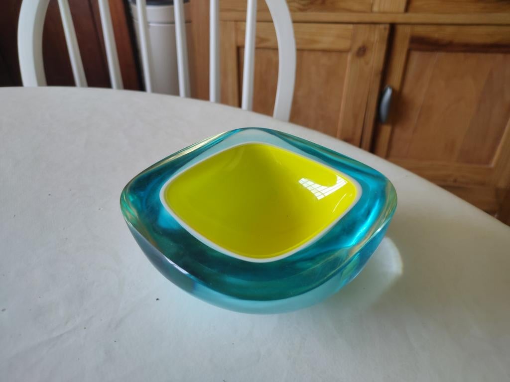 Vintage Murano-stijl glazen schaal turquoise met geel interi, Huis en Inrichting, Keuken | Tupperware, Schaal, Blauw, Geel, Ophalen