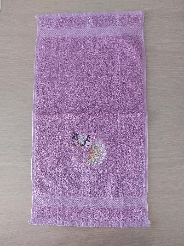 Donkerroze gastendoekje met geborduurde bij (nr. 8), Ophalen of Verzenden, Nieuw, Roze, Handdoek