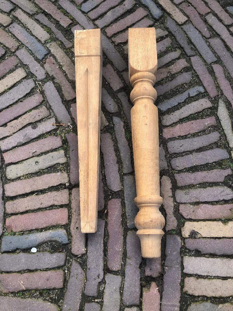 2 eiken zuilen, poten tafelpoot, houtdraaiwerk houtfreeswerk, Ophalen, Zo goed als nieuw