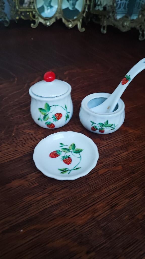 confituurpotjes met lepeltje met aardbeien, Antiek en Kunst, Ophalen of Verzenden