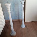 2 hoge lichtgrijze houten kandelaars, hoogte 65, samen 13€, Ophalen