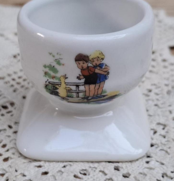 Oud Frans wit porseleinen eierdopje met kinderen en dieren, Antiek en Kunst, Antiek | Porselein, Ophalen of Verzenden