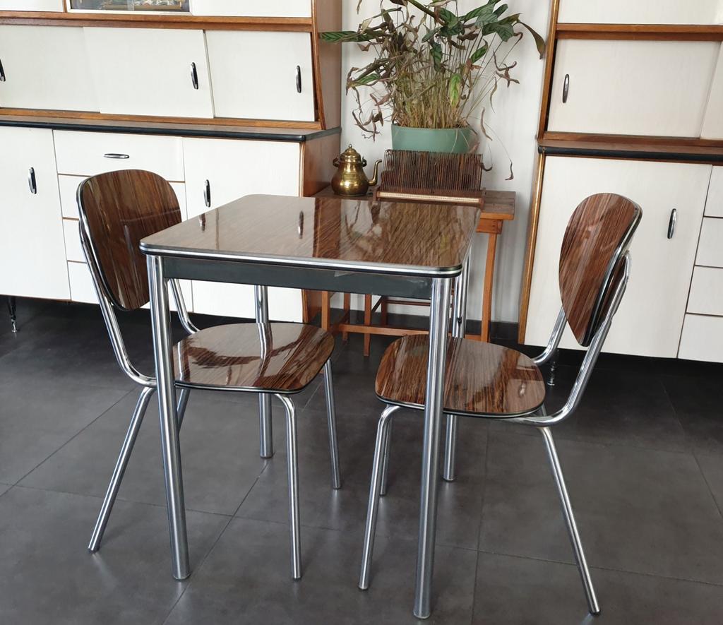 Formica tafels (15) en stoelen (19); bruin met chromen poten, Ophalen