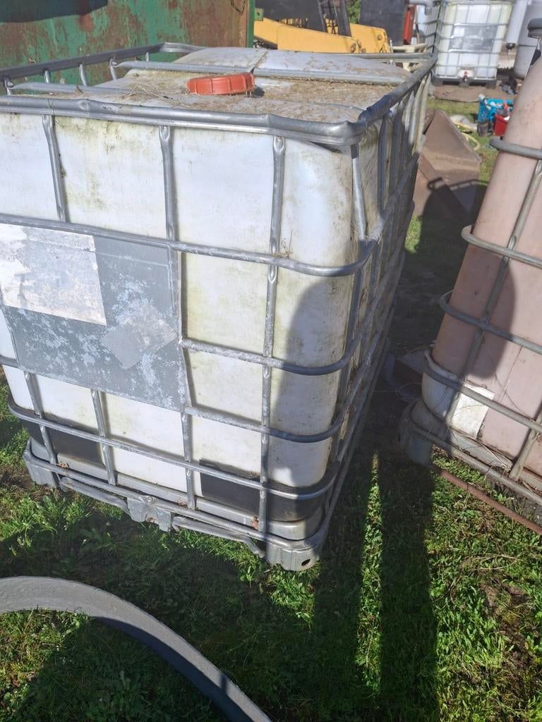 3 barils IBC utilisés pour l'eau de pluie. 1 a un robinet, Enlèvement