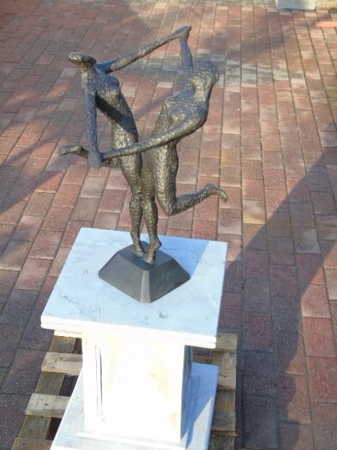 modern bronzen kunstbeeld op sokkel, Ophalen of Verzenden, Nieuw, Overige materialen, Abstract beeld