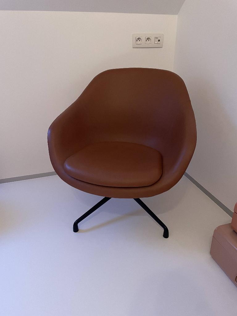HAY all about a lounge chair AAL81 - leder, Huis en Inrichting, Stoelen, Zo goed als nieuw, Eén, Leer, Bruin, Ophalen