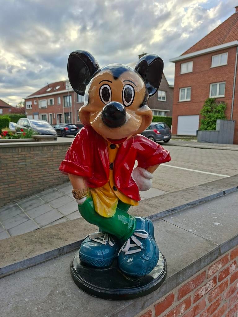 Mickey Mouse beeld, Ophalen
