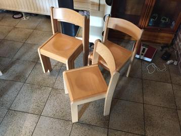 2 stevige beukenhouten kinderstoeltjes beschikbaar voor biedingen