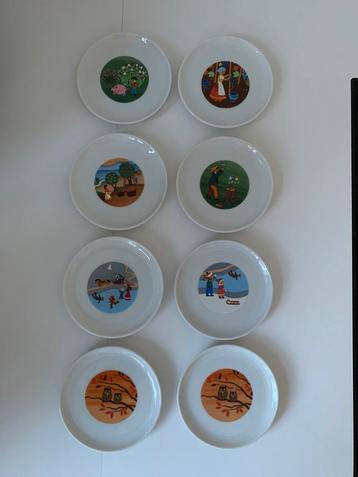 8 oude kleurrijke apérobordjes beschikbaar voor biedingen