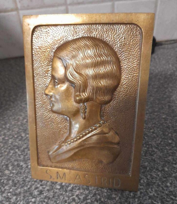 Koperen staander van koningin Astrid en 2 boeken, Verzamelen, Koningshuis en Royalty, Ophalen of Verzenden