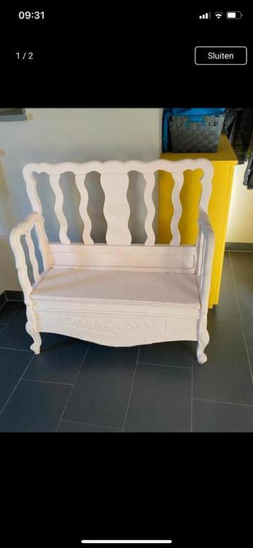 Oud bankje met berging  beschikbaar voor biedingen