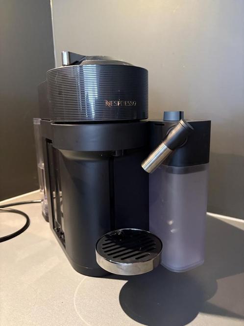Nespresso Vertuo Lattissima - Amper gebruikt & met cups, Elektronische apparatuur, Koffiezetapparaten, Zo goed als nieuw, Koffiepads en cups