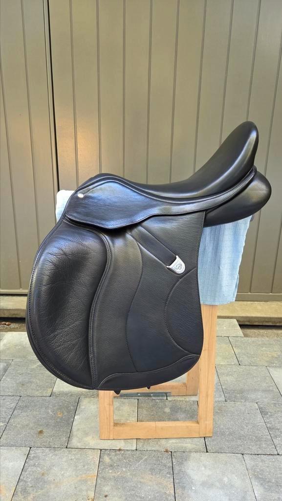 Bates veelzijdigheid zadel 17 inch, Dieren en Toebehoren, Paarden en Pony's | Zadels, Zo goed als nieuw, Ophalen