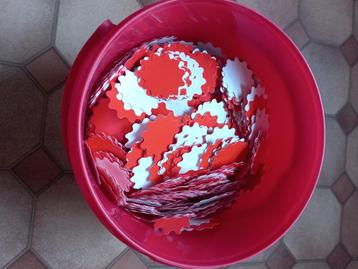 Half emmertje papieren/kartonnen bloemen beschikbaar voor biedingen