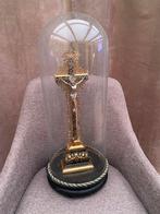 Christ sur croix sous grand globe en verre, Enlèvement