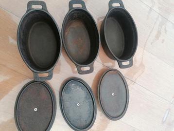 Kleine zware gietijzere potjes beschikbaar voor biedingen