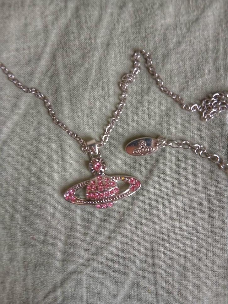 Collier vivienne westood argent rose, Bijoux, Sacs & Beauté, Colliers, Comme neuf, Argent, Argent, Avec pendentif, Enlèvement ou Envoi