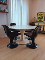 Set table et 4 chaises Orbit par Herman Miller, Comme neuf