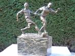 Standbeeld van twee voetballers in brons gesigneerd., Antiek en Kunst, Ophalen, Brons