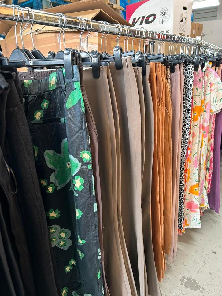 Grote partij 1100 stuks merk dameskleding, Zakelijke goederen, Stock en Retail | Partijen goederen, Textiel, Ophalen