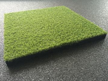 Rubber tegels met kunstgras beschikbaar voor biedingen