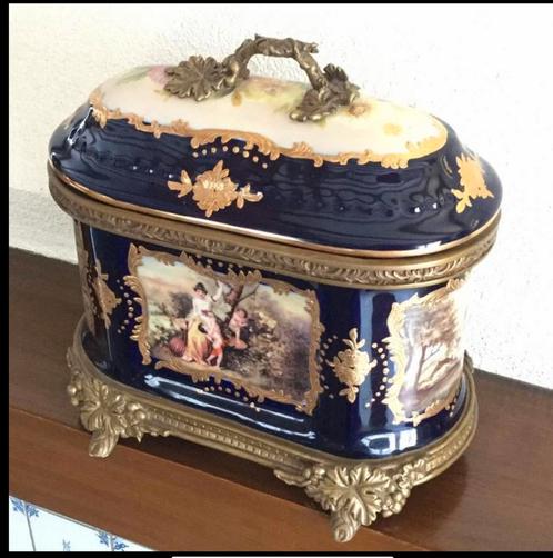 Grote porseleinen box Sèvres Style met brons., Antiquités & Art, Antiquités | Porcelaine, Enlèvement ou Envoi