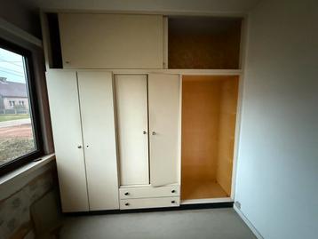 Houten kast beschikbaar voor biedingen