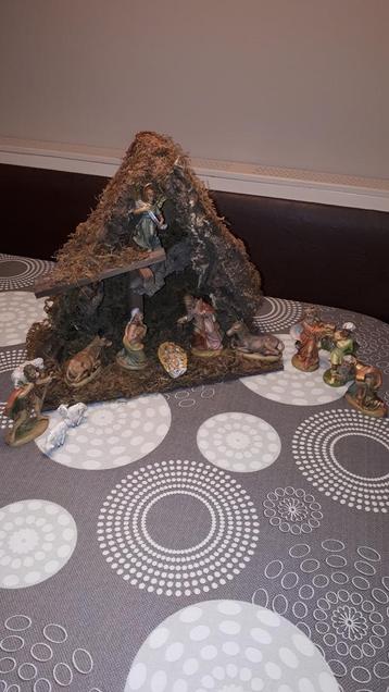 Kerststal met beelden  beschikbaar voor biedingen