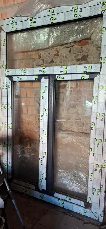 Kunststof kozijn met 3 dubbel glas.
Kleur 7016  beschikbaar voor biedingen