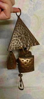 Une Cloche française artisanale dessins martelés vintage, Antiquités & Art, Antiquités | Bronze & Cuivre, Enlèvement ou Envoi