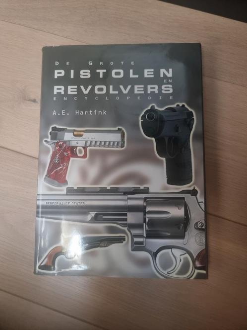 A.E. Hartink - De grote pistolen en revolvers encyclopedie, Boeken, Oorlog en Militair, Zo goed als nieuw, Ophalen of Verzenden
