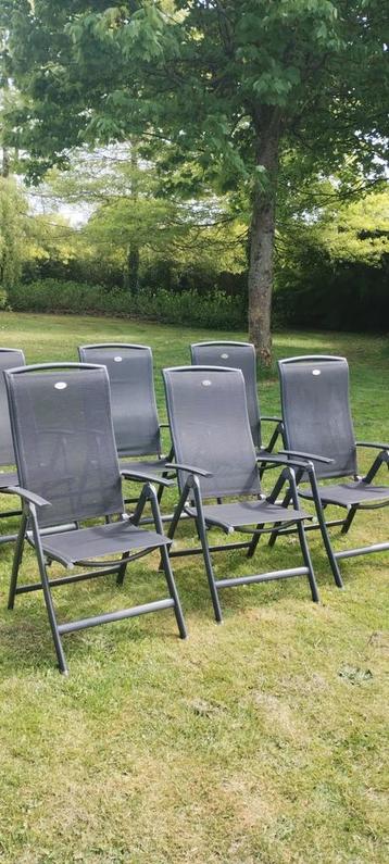 Complete tuinset (lounge, tafel, 6stoelen,parasol,ligzetels) beschikbaar voor biedingen