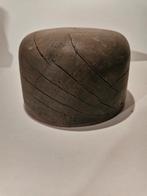 Forme à chapeaux en bois, Envoi